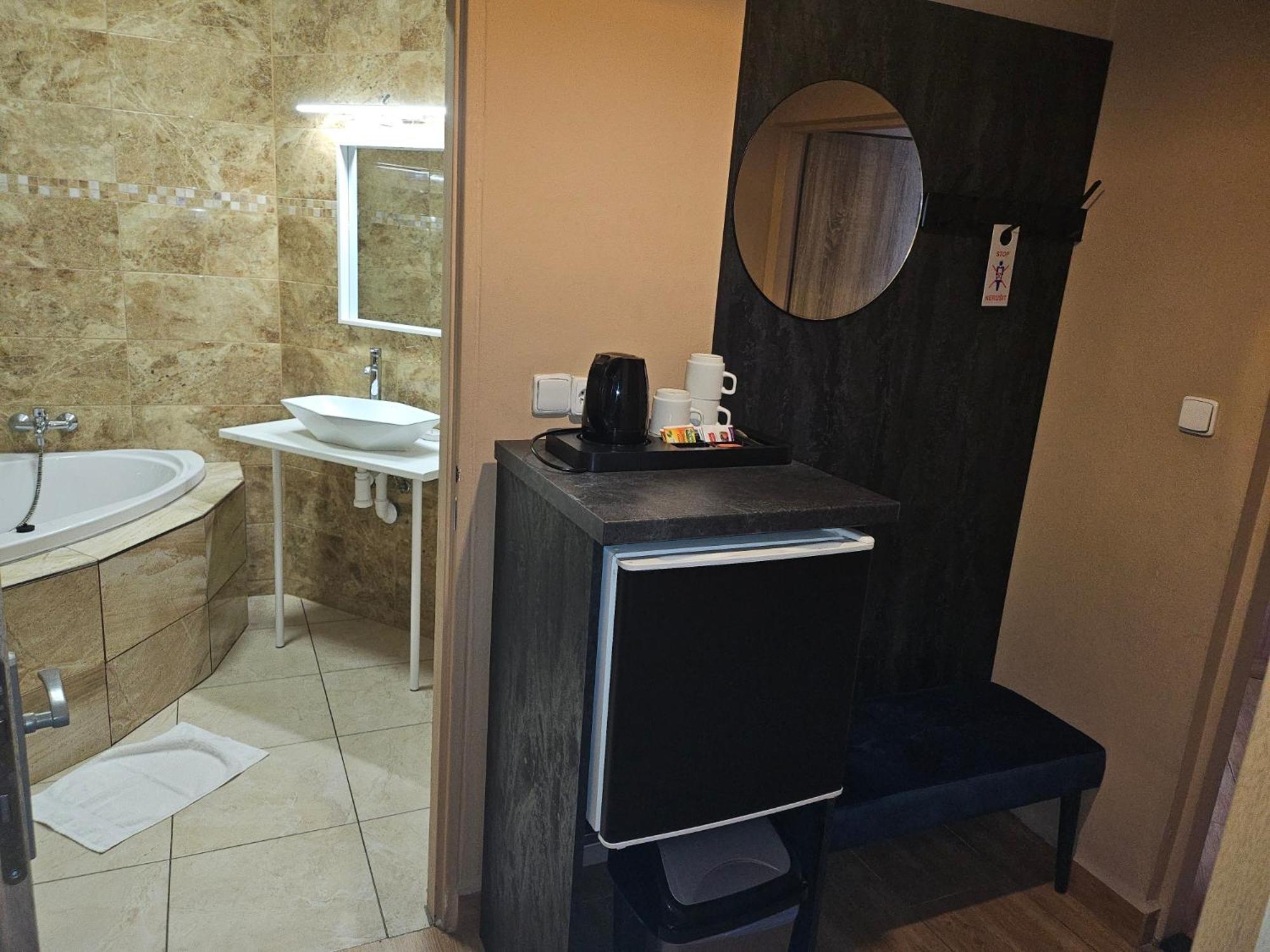 Hotel Taurus اوسترافا المظهر الخارجي الصورة