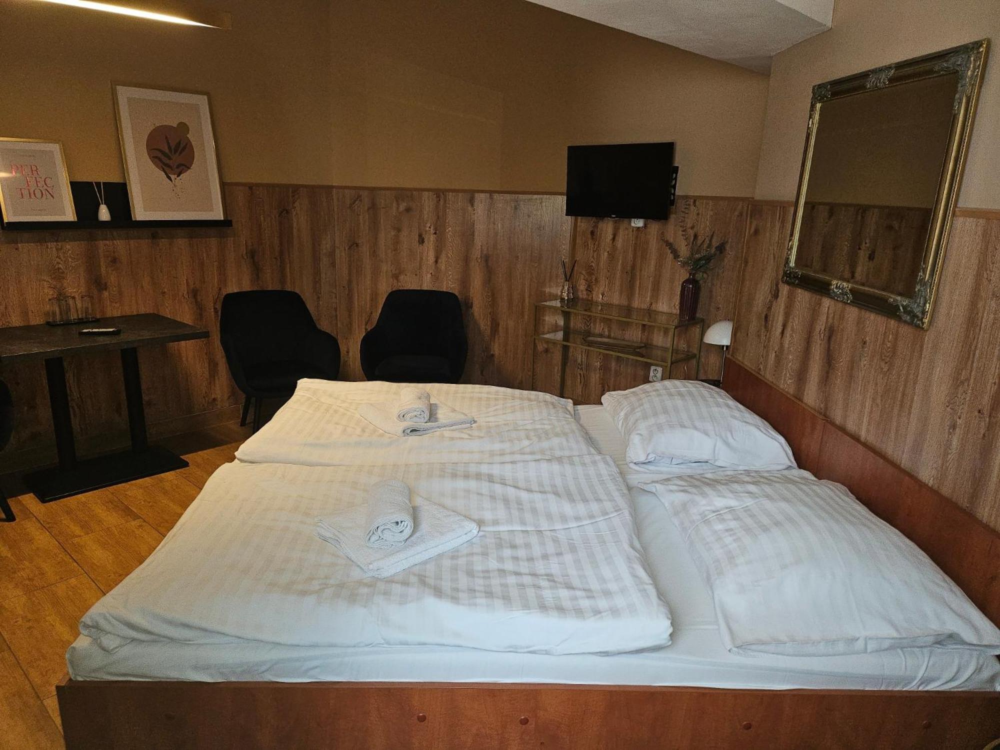 Hotel Taurus اوسترافا المظهر الخارجي الصورة